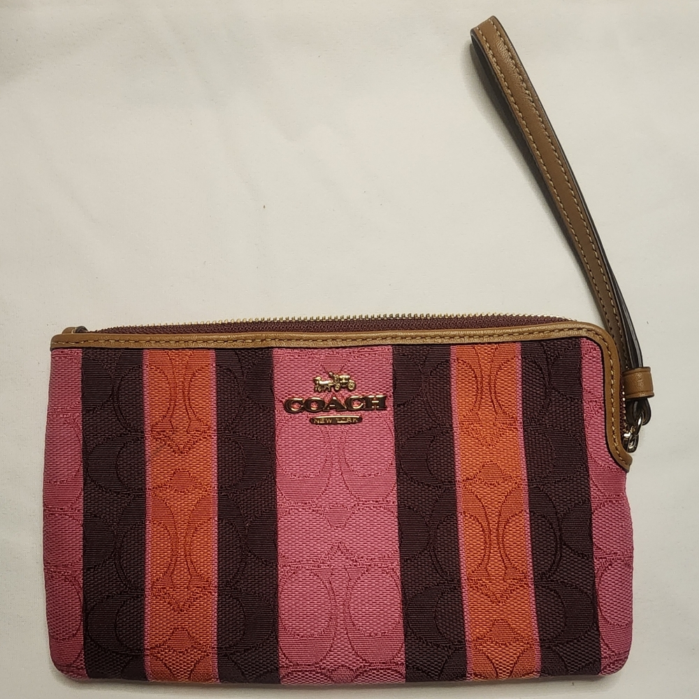 NWOT Large Corner Zip Wristlet in Signature Jacquard With Stripes Like NEW